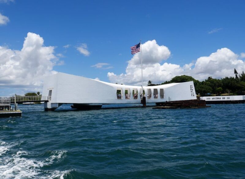 Oahu: Pearl Harbor, USS Arizona, Might Mo, & Honolulu Tour - Key Points