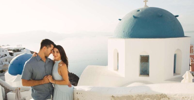 Oia: 30' photo session for couples or solo travelers - How the Experience Plays Out