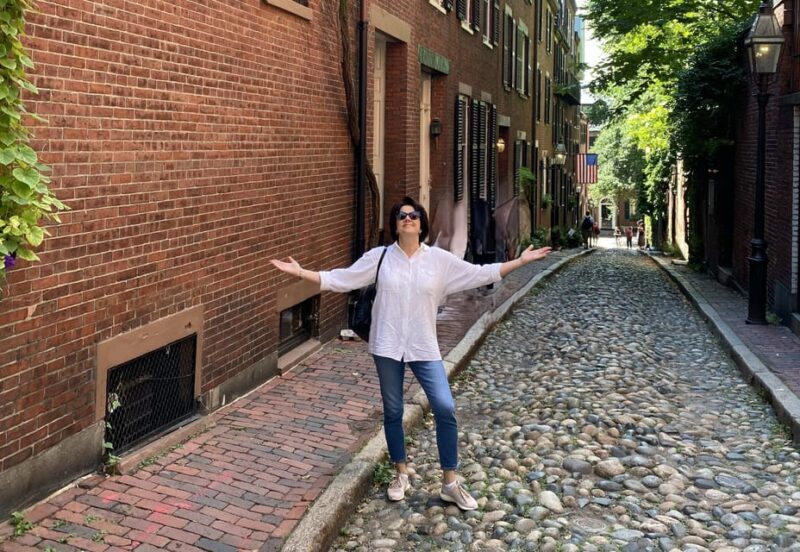 Old Boston: Beacon Hill & Back Bay Walking Tour in French - Beacon Hill: The Oldest Neighborhood