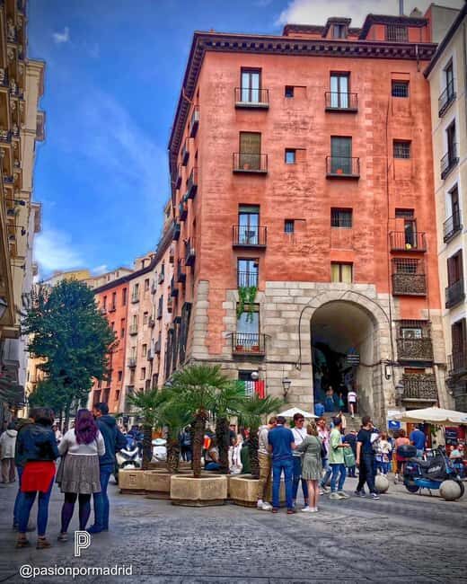 Old Quarter: Austrias, Cathedral, and Royal Palace with Local Guides - Analyzing the Value