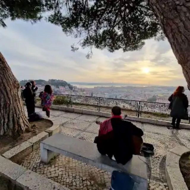 Old town of Lisbon on board of a tuk tuk- 1hour - Key Points