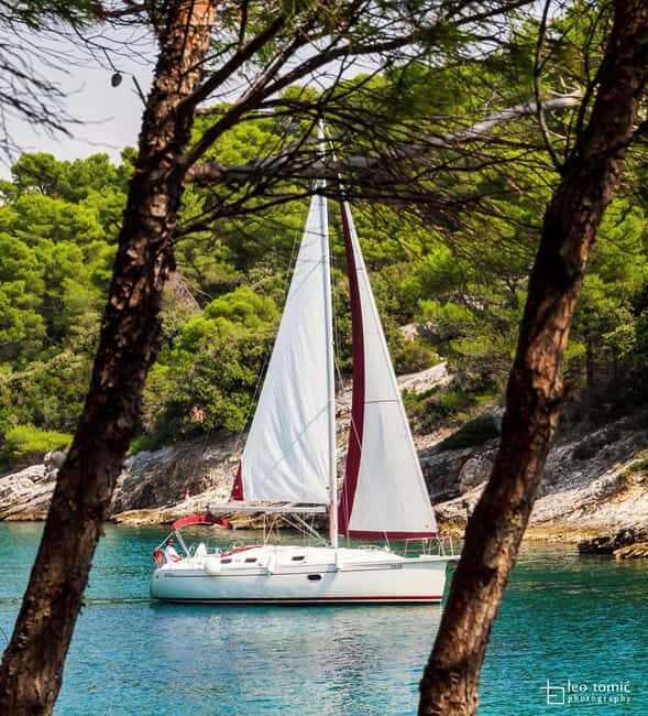 Omi: One-Day Trip with the Sailboat Nana - Private Tour - Secluded Bays and Water Activities