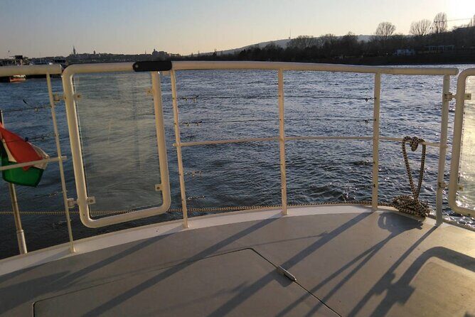 One hour Hen or Stag private party boat Budapest with unlimited beer and wine - FAQ