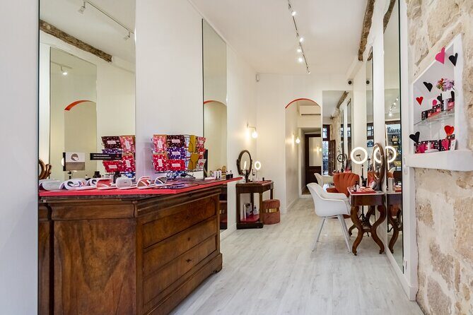 One-hour Private Makeup Class with a Pro Makeup Artist - A Friendly Take on the One-hour Private Makeup Class in Paris