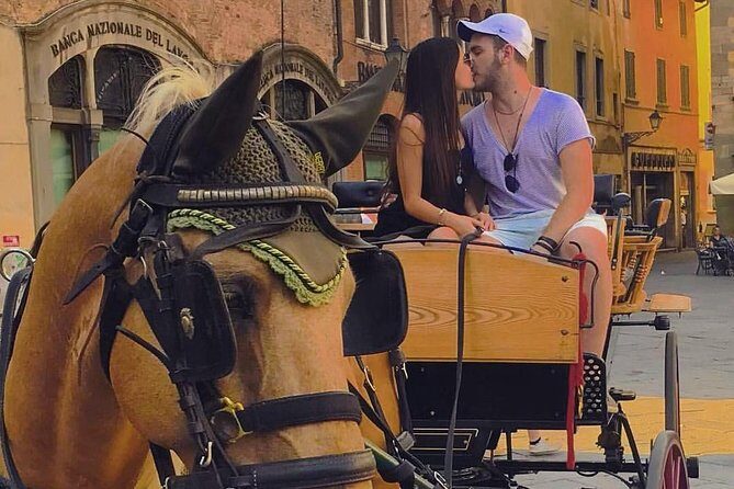 One-hour tour through the historic center and half Renaissance walls - Key Points