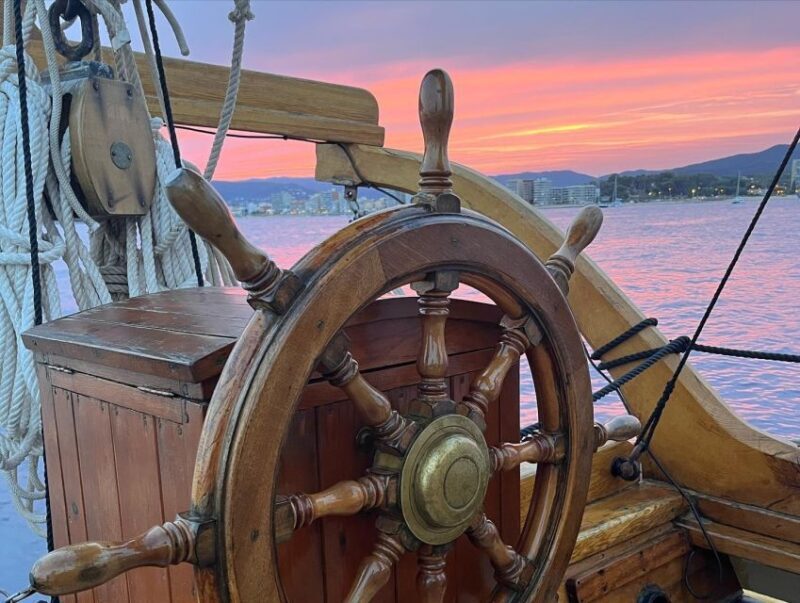 Palamós: Sunset Boat Tour with Glass of Cava - FAQ
