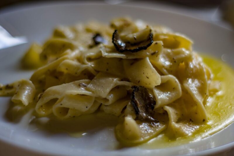 Palazzolo Acreide: Truffle Hunt with 5-Course Meal and Wine - Strolling Through Palazzolo Acreide