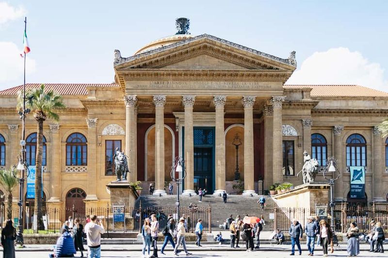 Palermo: Street Food and History Walking Tour - Cassaro and Quattro Canti: the streets that stitch Palermo together