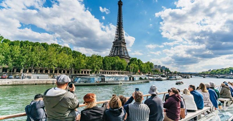 Paris: 1-Hour Seine Cruise departing from the Eiffel Tower - The audio setup: Wi‑Fi app + onboard commentary in many languages