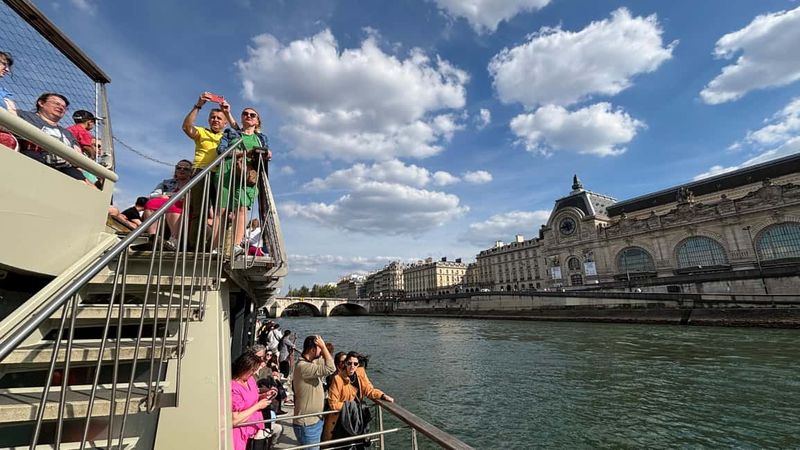 Paris: 1-Hour Seine Cruise departing from the Eiffel Tower - Île de la Cité and Notre Dame Cathedral: the most emotionally satisfying part
