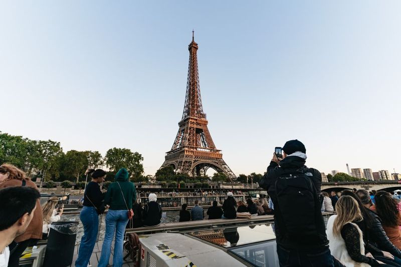 Paris: 1-Hour Sightseeing Cruise and 3-Course Bistro Dinner - Timing Tips: When to Do This for the Best Atmosphere