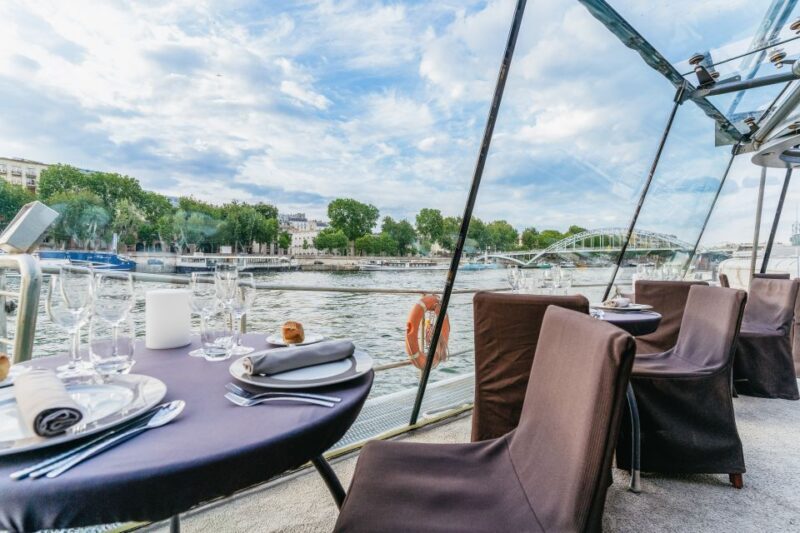 Paris: 3-Course-Dinner Cruise on the Seine with live music - What to Expect from the Cruise