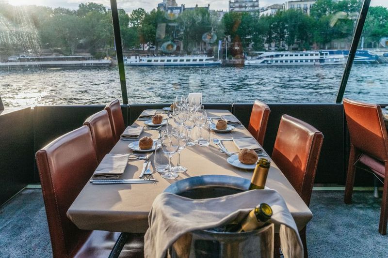 Paris: 3-Course-Dinner Cruise on the Seine with live music - The Dinner Plan: À-la-carte 3 Courses Plus Wine