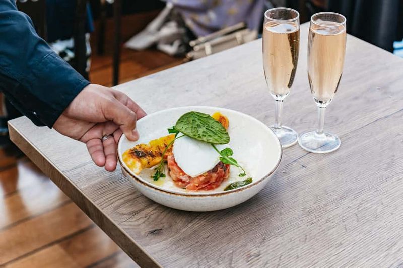 Paris : 3-Course Gourmet Dinner Cruise on Seine River - The Hôtel de Ville to the Louvre Stretch: Paris Gets Grand