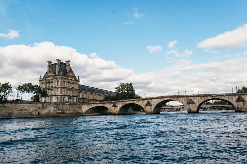 Paris : 3-Course Gourmet Dinner Cruise on Seine River - Passing Pont Neuf and National Assembly: Bridges with Personality