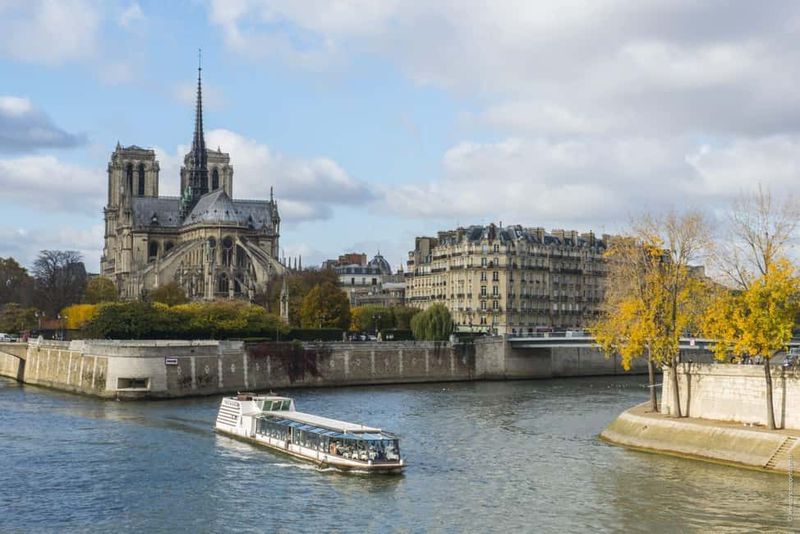 Paris: 3-Course Lunch Cruise on the River Seine - Service Style: Friendly Staff, Real Attentiveness