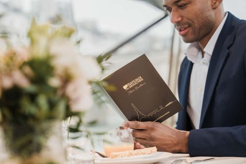 Paris: 4-Course Dinner Cruise on Seine River with Live Music - Key Points