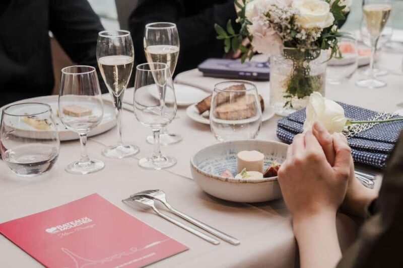 Paris: 4-Course Dinner Cruise on Seine River with Live Music - A Closer Look at the Experience