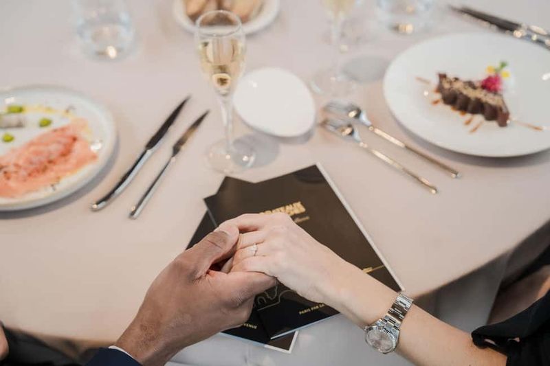 Paris: 4-Course Dinner Cruise on Seine River with Live Music - Upper Deck vs. Inside: When to Move for Photos