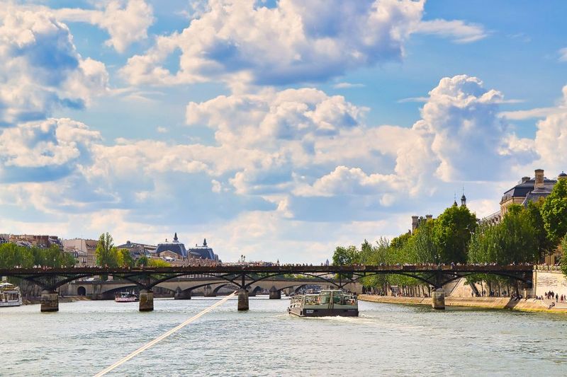Paris: Day or Sunset Cruise with Drink, Ice Cream or Dessert - Getting the audio guide working: Wi‑Fi + headphones