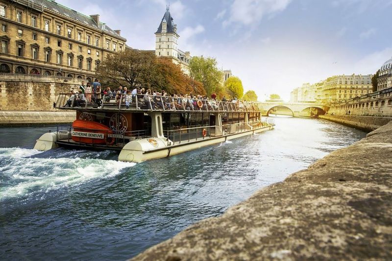 Paris: Day or Sunset Cruise with Drink, Ice Cream or Dessert - The best photo strategy: move when light changes