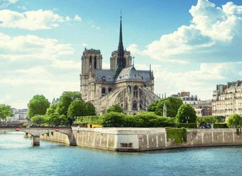 Paris: Early Access Notre Dame Cathedral Walking Tour - The Experience of the Guide and Tour Dynamics
