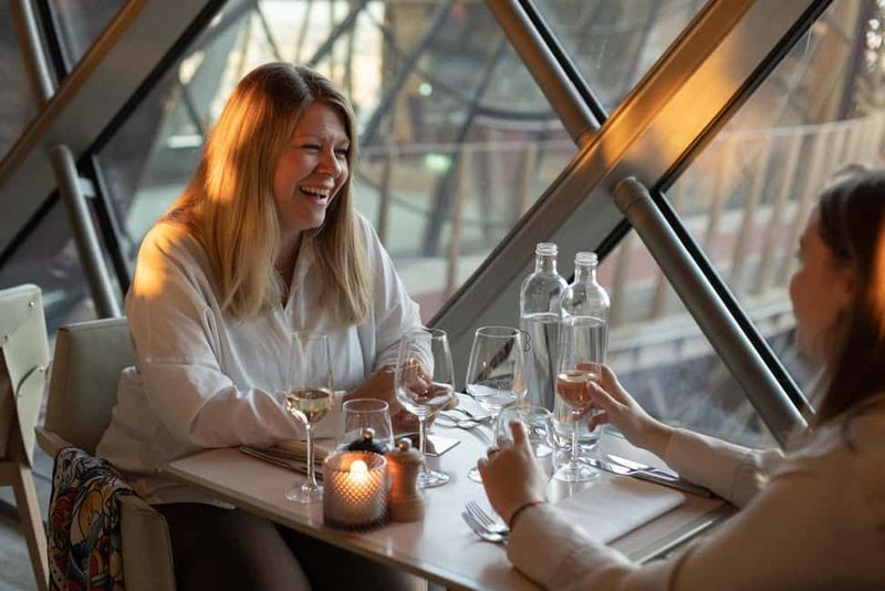Paris: Early Dinner at Madame Brasserie in the Eiffel Tower - The view setup: Cœur Brasserie and Seine View