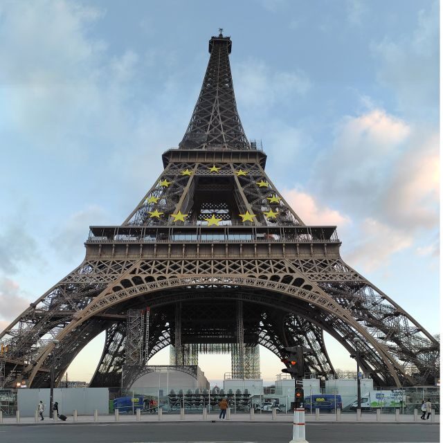 Paris: Eiffel Tower Entry Ticket with Optional Summit Access - Guides and Service Quality