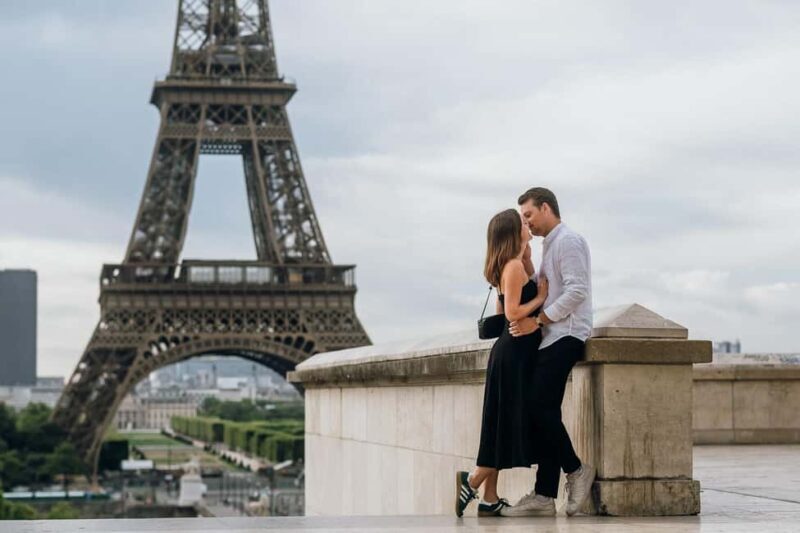 Paris: Eiffel Tower Photoshoot with a Professional - What to Expect on the Day