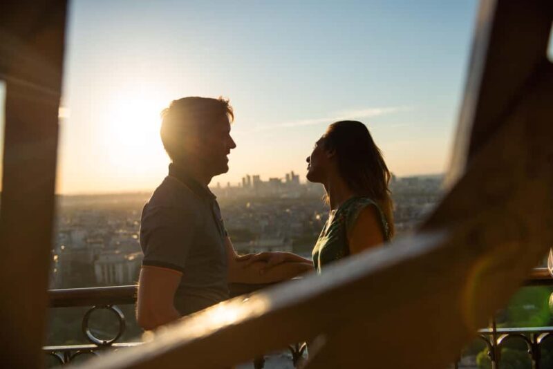 Paris: Eiffel Tower Summit & App to to download and Meal - FAQ