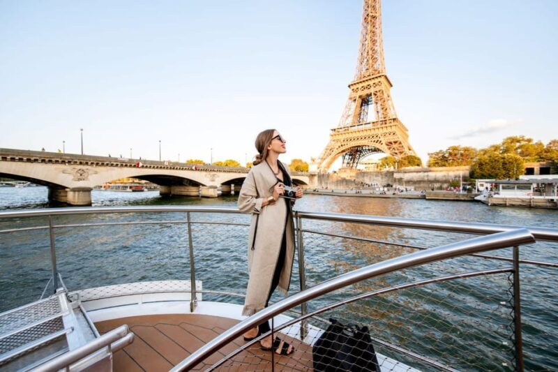 Paris: Evening River Cruise with Music - The Experience: Atmosphere and Ambience