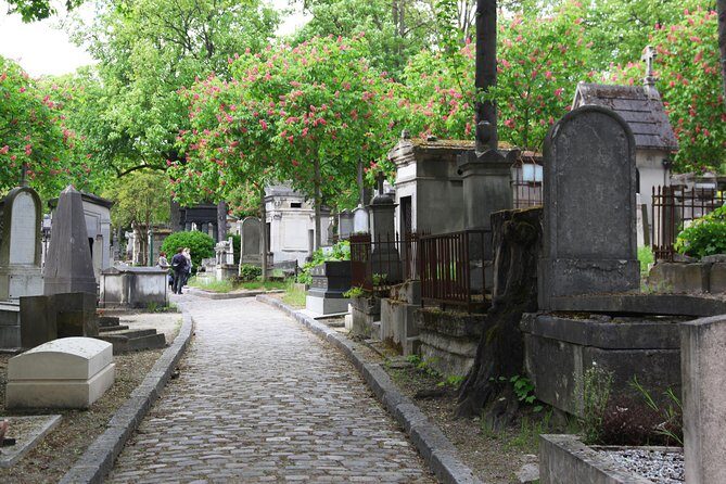 Paris: Famous Graves of Pere Lachaise Cemetery Guided Tour - The Realities of the Experience