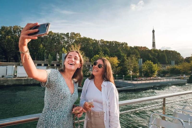 Paris: Fast-Access Seine River Cruise from Eiffel Tower - Getting on board: meeting point tricks that save time