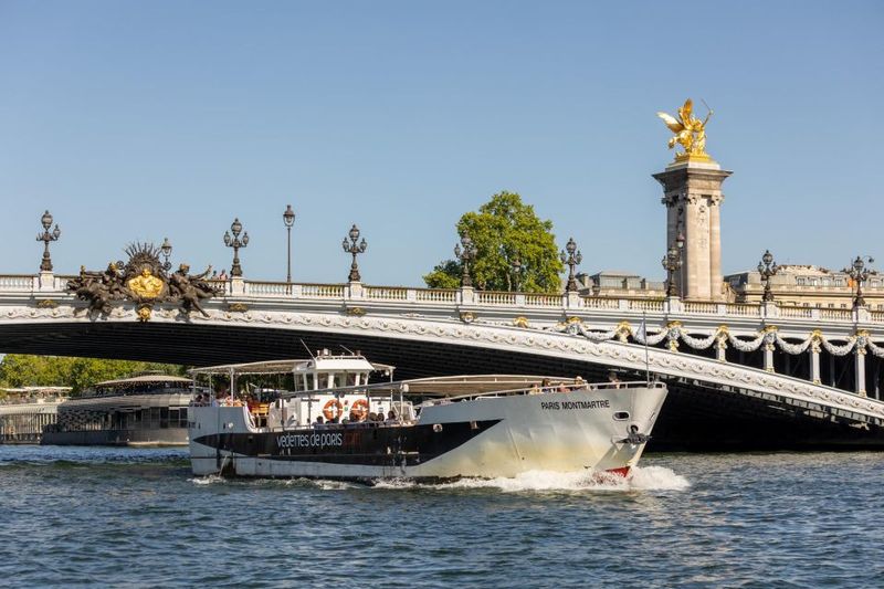 Paris: Fast-Access Seine River Cruise from Eiffel Tower - Food and drinks: snacks, crepes, and champagne options