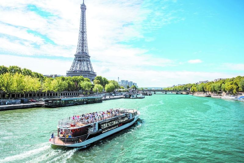 Paris: Fast-Access Seine River Cruise from Eiffel Tower - The big sightseeing moments: Eiffel Tower, Notre Dame, and the Louvre