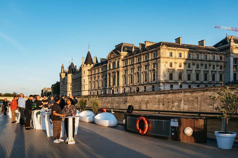 Paris: Gourmet Dinner Cruise on Seine River with Live Music - Live music that turns into a real party