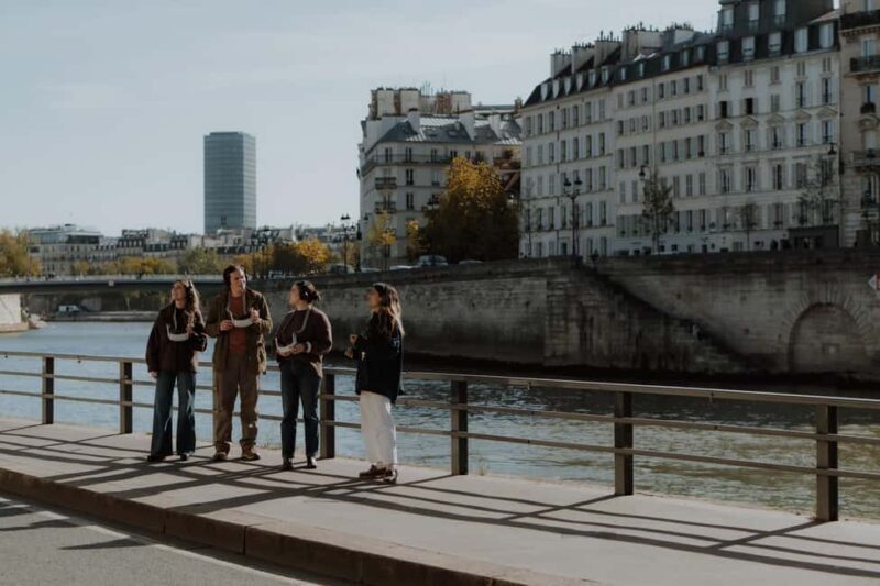 Paris: Historical Guided Tour of the Seine Riverbanks with Virtual Reality - Practical Details and Accessibility