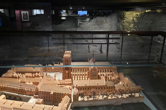 Paris Île de la Cité and Notre-Dame Walking Tour With Crypt - Cancellation and Logistics