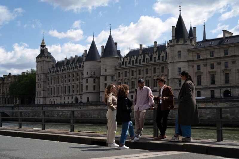 Paris: Ile De La Cité Walking Tour and Paris' Birthplace - Key Points