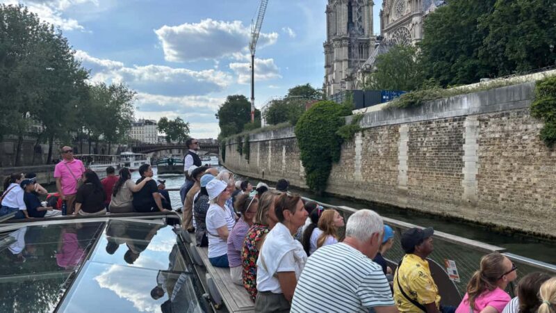 Paris: Illuminations River Cruise with Audio Commentary - Key Points