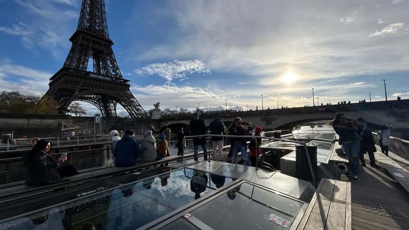 Paris: Illuminations River Cruise with Audio Commentary - Île de la Cité and Notre-Dame Cathedral Views Without the Walking Grind