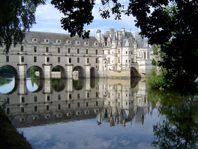 Paris: Loire Valley Castles Tour with Wine Tasting - Lunch in the Loire Valley