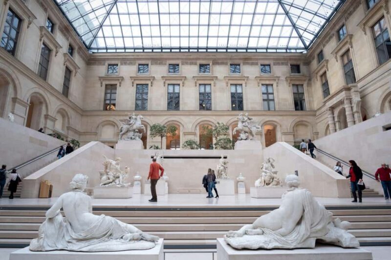 Paris: Louvre Museum Access with Host and Hop-On Hop-Off Bus - The Experience in Depth