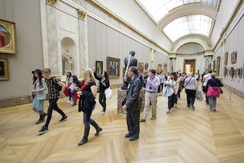 Paris: Louvre Museum Masterpieces Tour with Reserved Access - The Guide and Group Experience