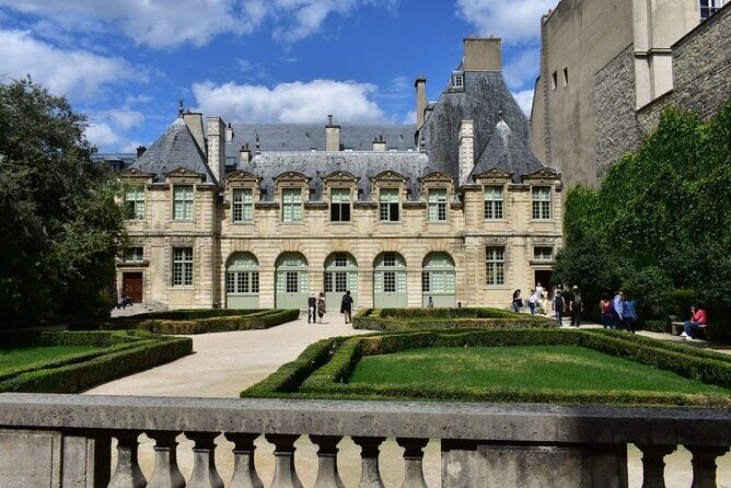 Paris Medieval Heart: Walking Tour in Ancient Marais - The Experience of Walking with a Guide