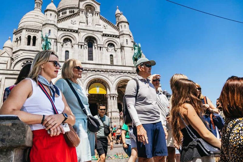 Paris: Montmartre Cheese, Wine & Pastry Guided Walking Tour - Cobblestones, cafés, and private mansions: the atmosphere part