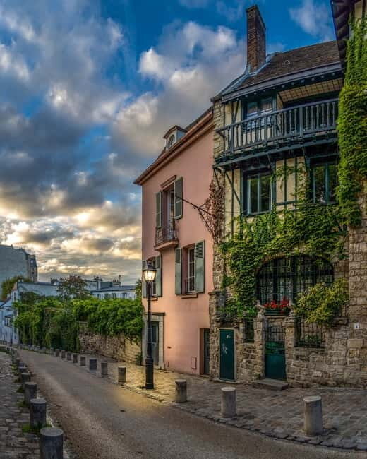 Paris: Montmartre Highlights Walking Tour with a Local Guide - Key Points