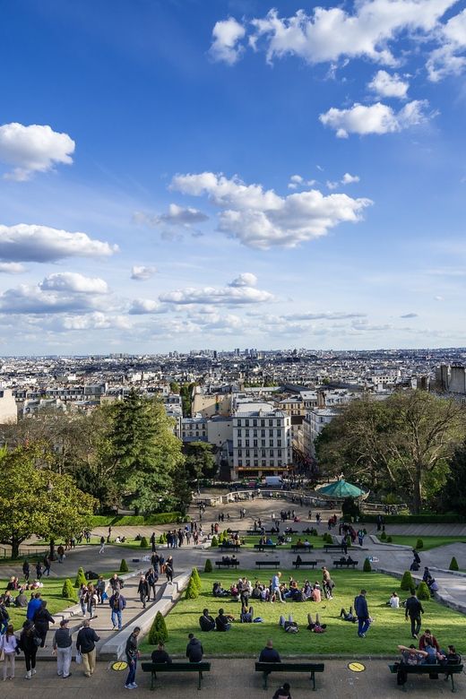 Paris: Montmartre Highlights Walking Tour with a Local Guide - Pacing, stairs, and winter wind reality