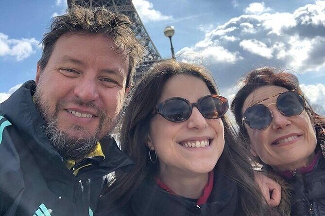 Paris Montmartre Walking Tour With A Guide - Exploring Montmartre: A Friendly Guide to a Charming Paris Neighborhood