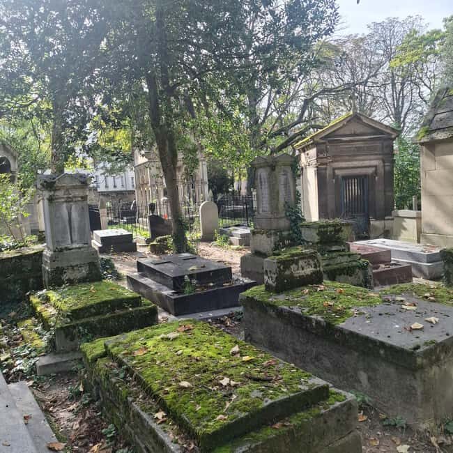 Paris: Myths and Legends of the Père Lachaise Cemetery in Spanish - Key Points